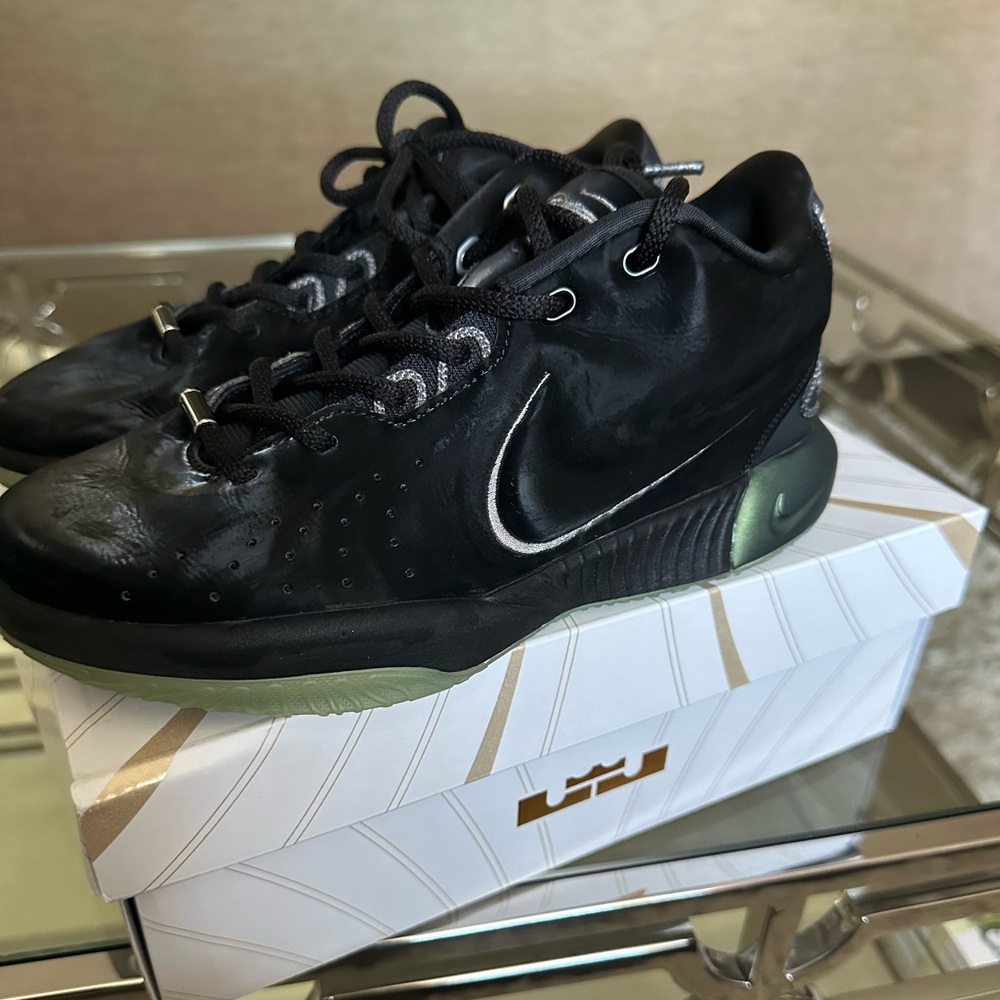 LeBron XXI SE (GS) Sneakers - Picture 3 of 6